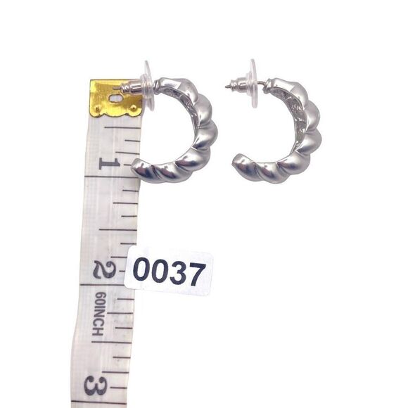 Matte shrimp open hoop earrings - Picture 4 of 4